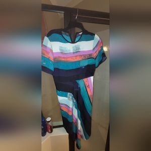 Beautiful aray of colors for this high low classic! Cute for outting or work.EUC